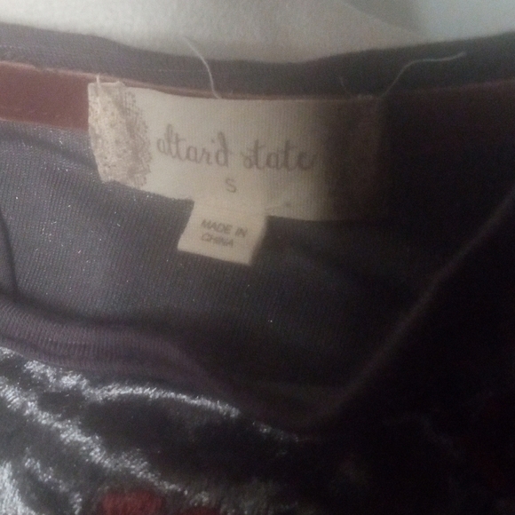Altar's State Gray Velvet Detail Flutter Long Sleeve Floral Blouse Size Small - Picture 6 of 7